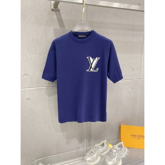 Louis Vuitton embossed jacquard knit crew neck short-sleeve T-shirt, classic design with heavy-duty three-dimensional inlay work that exudes a fashionable and sophisticated feel.